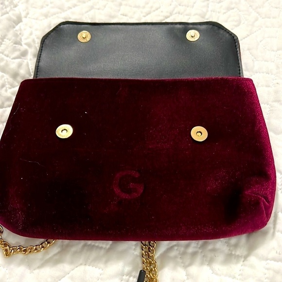 Guess Women’s Burgandy evening purse with chain strap and metal front snap. - Picture 5 of 10
